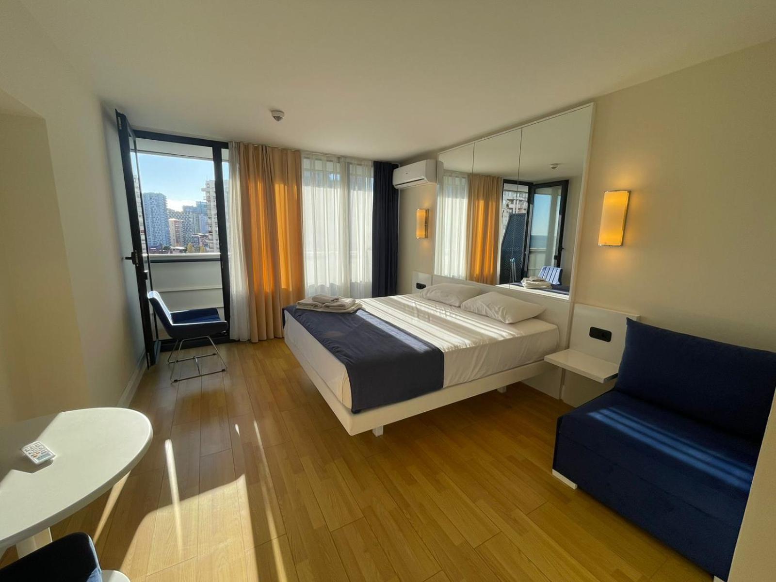 Suites Orbi City Aparthotel Batoemi Buitenkant foto