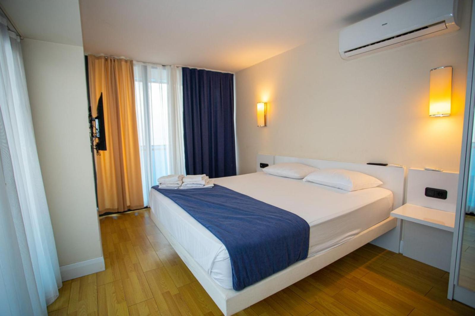 Suites Orbi City Aparthotel Batoemi Buitenkant foto