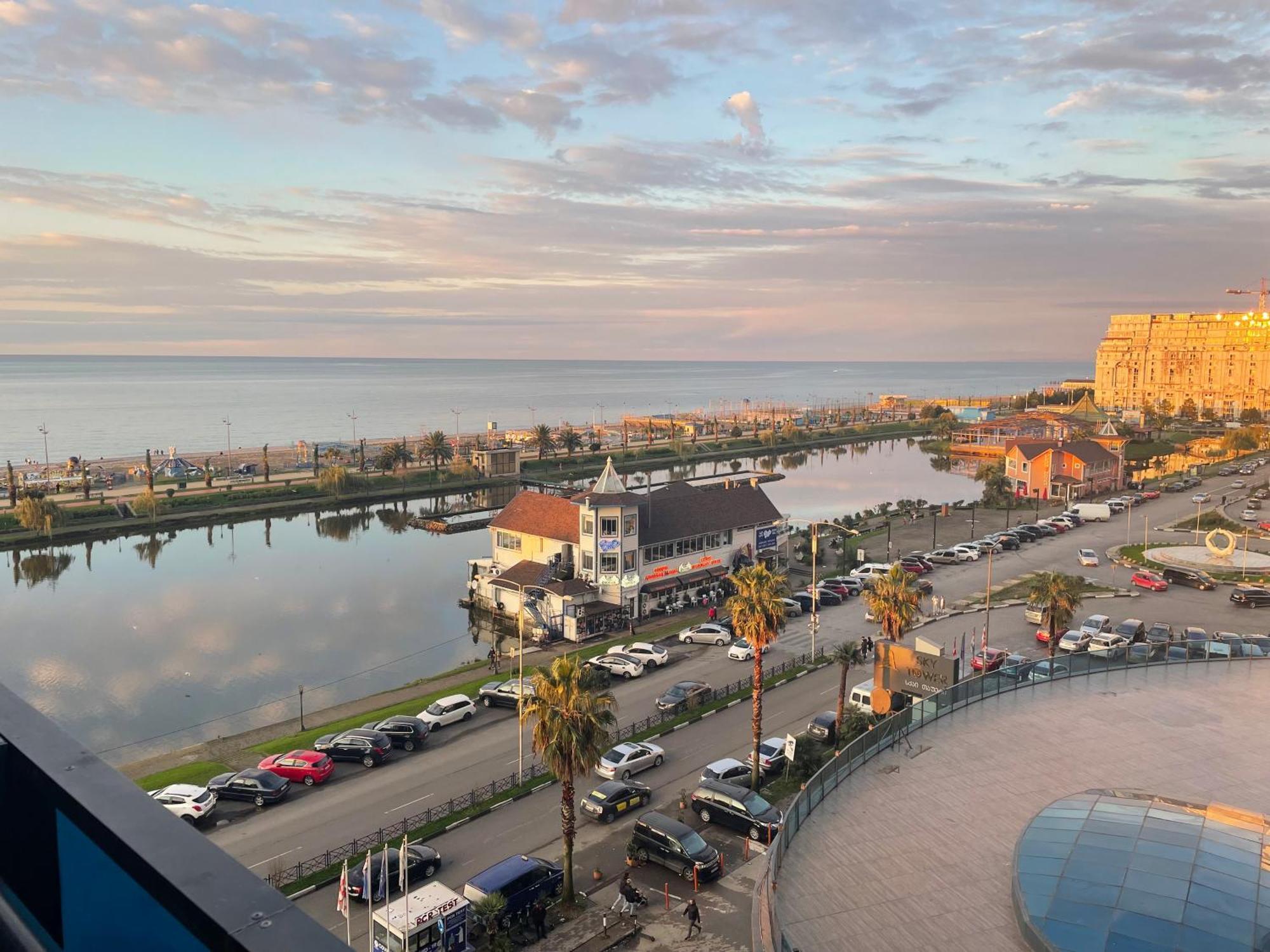 Suites Orbi City Aparthotel Batoemi Buitenkant foto